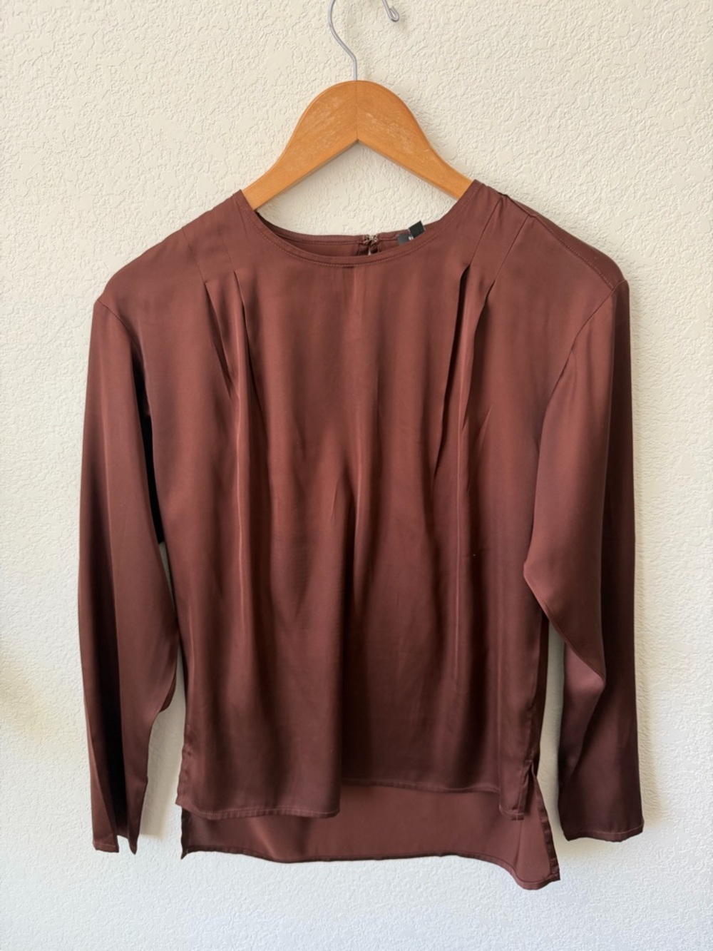 Express Size XS Satin Long Sleeve Pleated
Gramercy Tee Rich Mocha